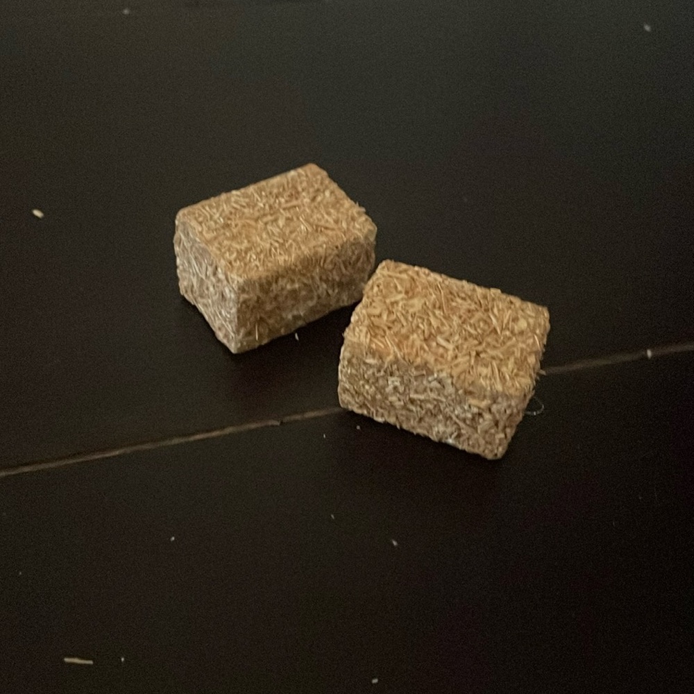 2 realistic hay bails